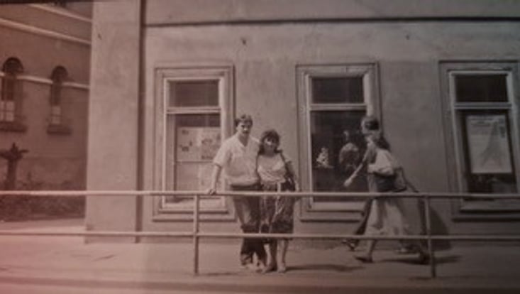 frau und mann beim schaufensterbummel