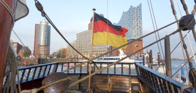 Hamburg Blick vom Wasser aus auf die Elbphilharmonie